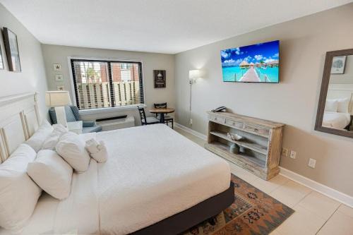 Litchfield by the Sea Apartment | Waves and Breezes 1st Floor Resort View King Room