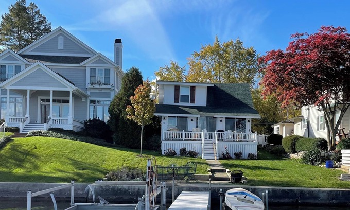 Syracuse Cottage | Wawasee cottage Pier 523