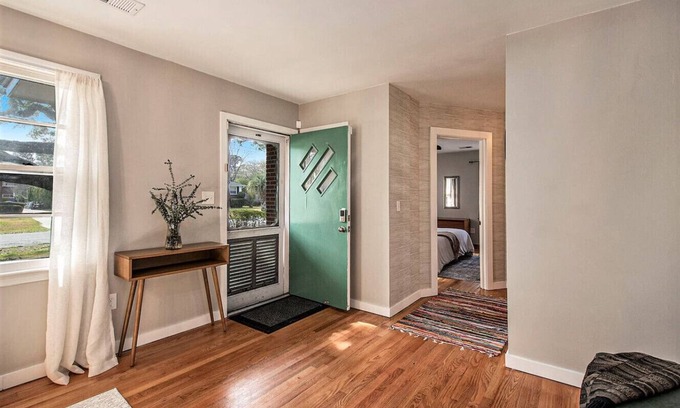 North Charleston House | Waylyn Chic~Very Convenient Location, Pool Table!