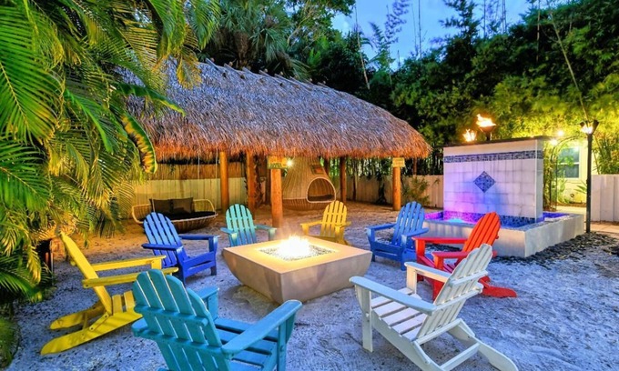 Sarasota Hotel | We'd love to welcome you to our serene tropical getaway. A place for memories.