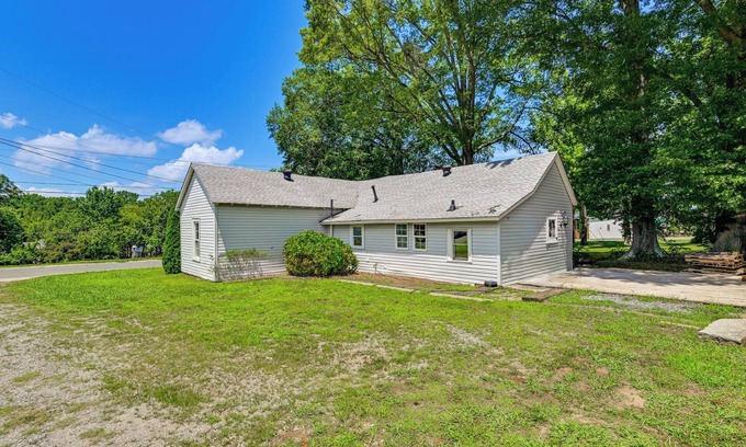 Cornelius Cottage | Weekend Getaway in Cornelius: Walk to Dining!