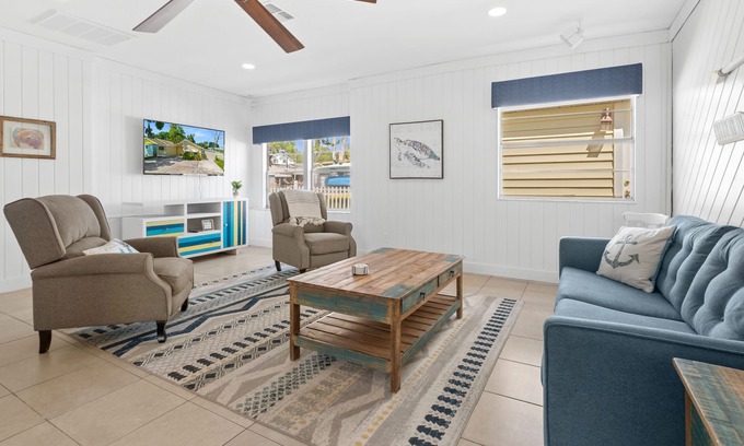 Weeki Wachee Gardens House | Weeki Wachee River Escape Waterfront Home w/Kayaks