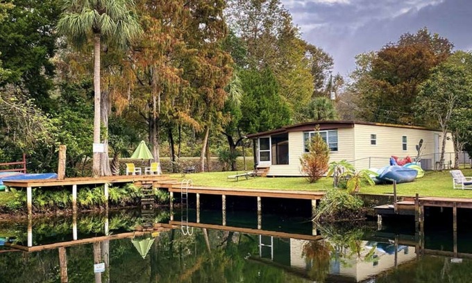 Weeki Wachee Gardens Cottage | Weeki Wachee River Canal home Pet Friendly Includes kayaks