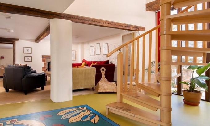 Rosevine House | Weirmarsh Big Barn. Large barn conversion with large hot tub and games room.