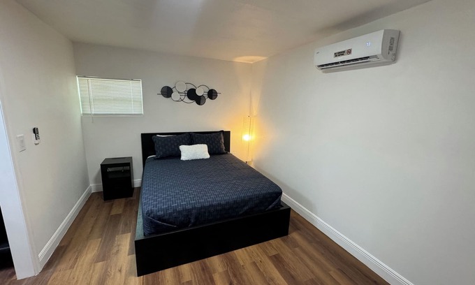 Orient Park Apartment | WELCOME 2 MI PRIVATE CASITA 1-bedroom apartment in charming Tampa with WiFi, AC