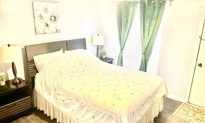 Midtown Apartment | Welcome International Guests, full kitchen, discount shuttle to downtown