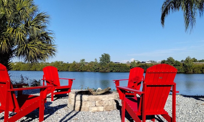 Gibsonton House | Welcome to Lakeview Oasis. Escape the city and embrace lakeside living.