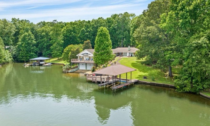 Dadeville House | Welcome to Samantha Place Retreat on beautiful Lake Martin ! 6 Br/4Ba