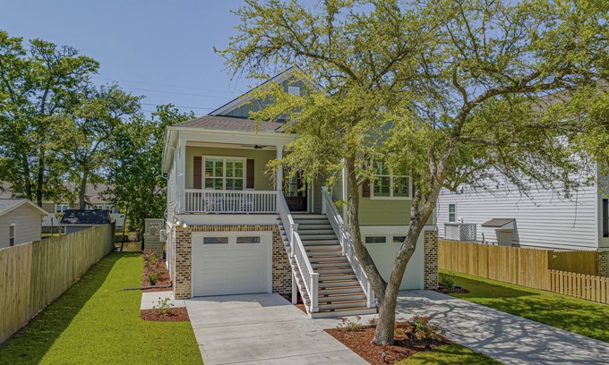 Murrells Inlet House | Welcome to the Captain's Lounge nestled in the heart of Murrells Inlet!