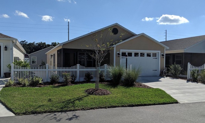 Coleman Cottage | WELCOME TO THE "FLIP FLOP INN" BRING YOUR SUITCASE AND ENJOY THE VILLAGES FL