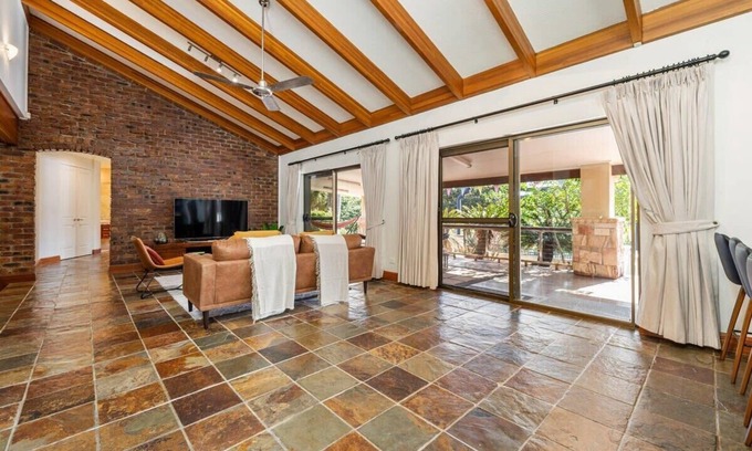 Molendinar House | Welcome To The Lodge