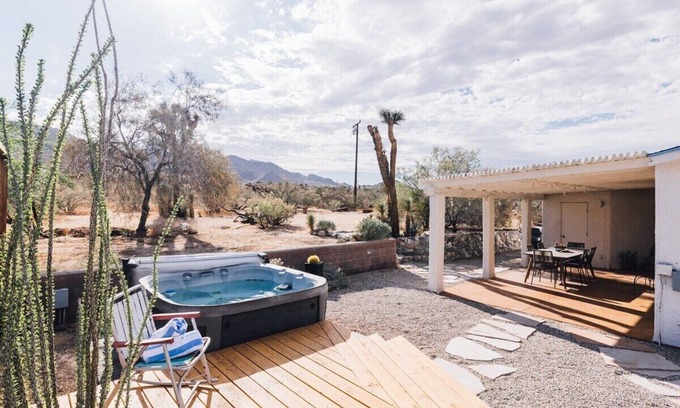 Joshua Tree Highlands House | Welcome to the Roadrunner House! Ideally located 5 minutes from JTNP and town of JT.