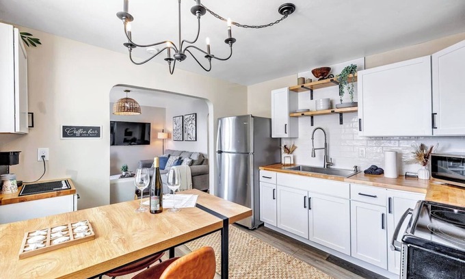 Algoma Apartment | Welcome to The Steele Magnolia! Completely renovated 2 bed/1ba plus bonus pull out couch