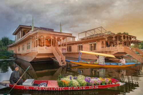 Nagin Bagh Hotel | WelcomHeritage Gurkha Houseboats