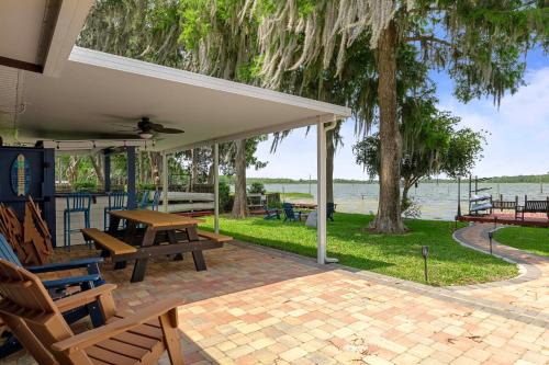 Crystal River House | Welcoming Little Blue Lakehouse in Crystal River
