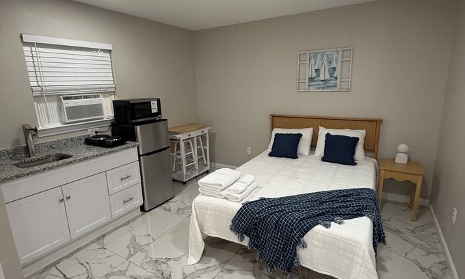 Warrington Apartment | Welcoming studio with AC near Downtown and NAS.