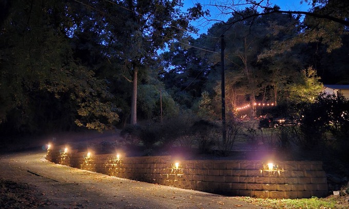 Guntersville House | Welcoming three bedroom home located just 1.2 miles from public boat launch.