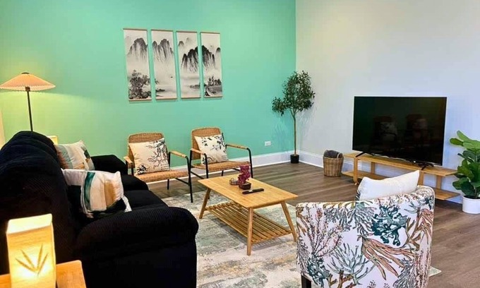 North Evanston Apartment | Well-Equipped 2BR Unit with Parking