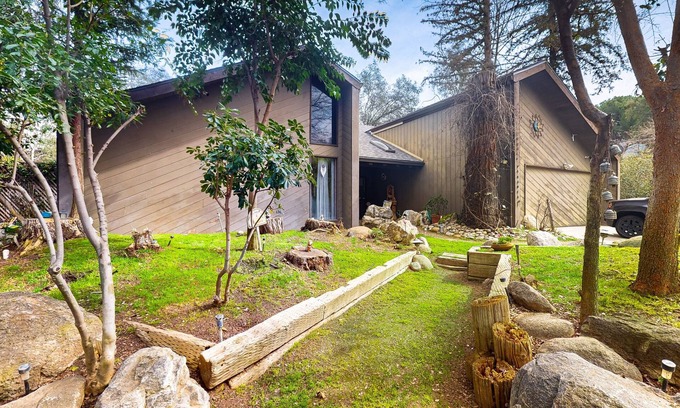 Three Rivers House | Well-stocked riverside retreat near Sequoia National Park with large yard & AC