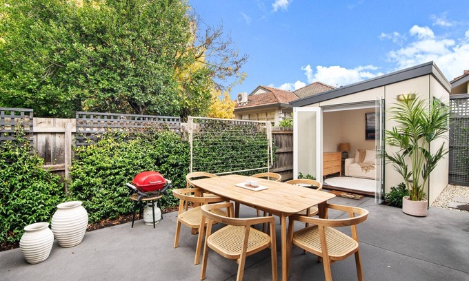 Kew East House | Wellness Escape: 1-Bed Home + Studio & Sauna