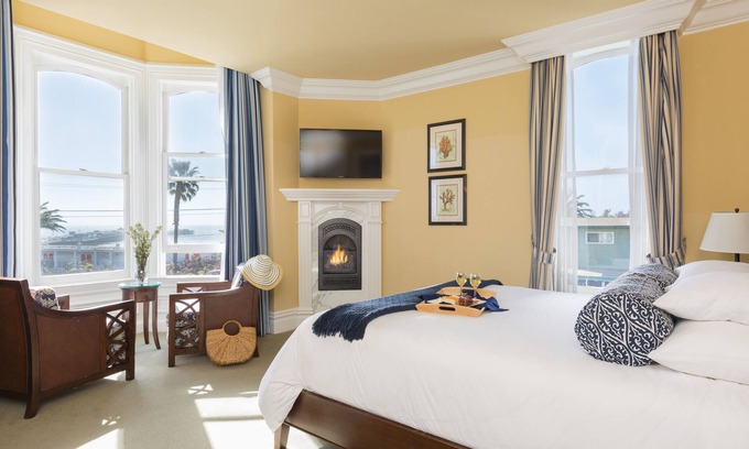 Westside Santa Cruz Bed & Breakfast | West Cliff Inn - A Four Sisters Inn