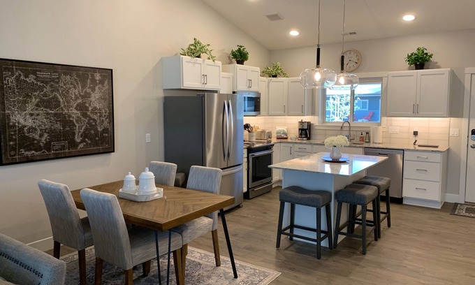 Rimrock House | West End Beautifully Furnished 2 Bedroom Townhouse