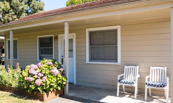 Santa Rosa House | West End Neighborhood Cottage