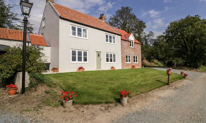 Great Yarmouth Cottage | WEST FARM, family friendly, with a garden in Caister-On-Sea