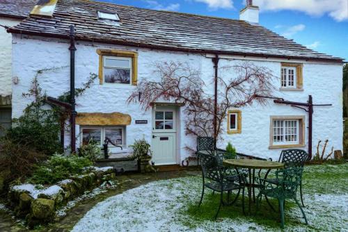 Fourstones Near Bentham House | Westside Cottage, Newby, Clapham, Yorkshire Dales National Park, Famous Three Peaks, Near The Lake District, Pets are Welcome