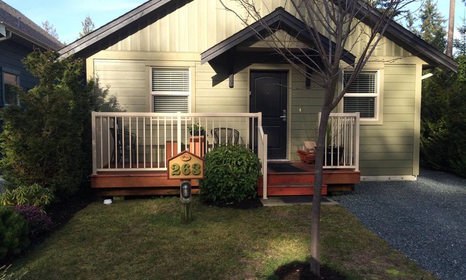 Regional District of Nanaimo Cottage | When You Stay at Hummingbird Cottage, Your Comfort is Our Priority