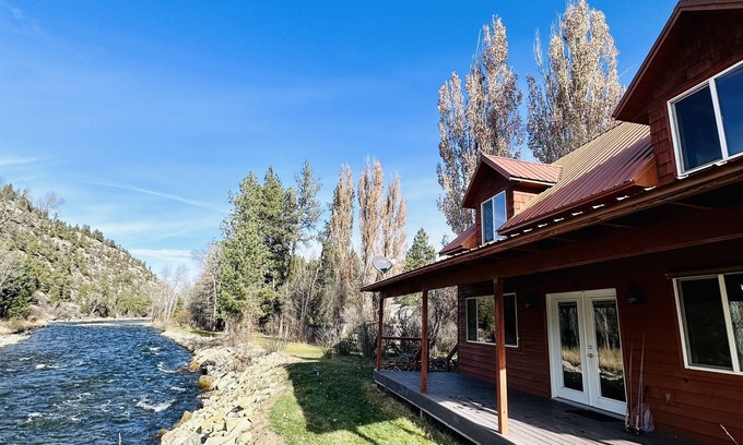 Columbus Cabin | Where The Wild Things Are- Blue Ribbon Fly Fishing Cabin & No Lift Line Skiing