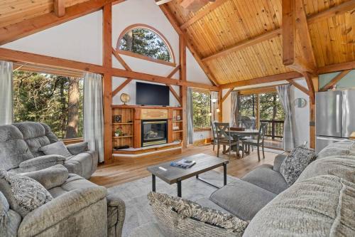 Rimrock House | Whispering Pines Cabin
