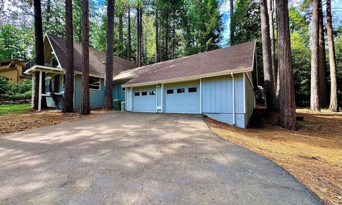 Pollock Pines House | Whispering Pines: Garage Parking & Game Room