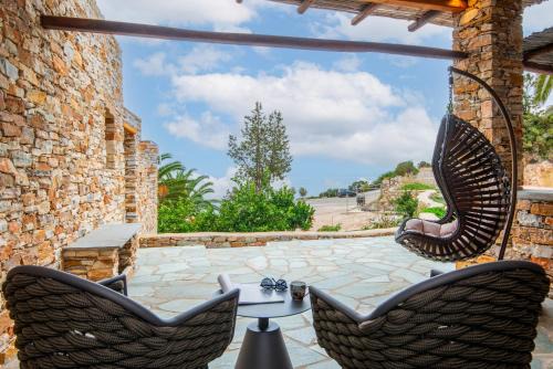 Platis Gialos Apartment | White and black Suites Triple