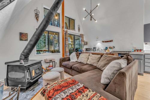 Pla-Vada Woodlands House | White Fir Chalet Dog Friendly Cabin in the Woods