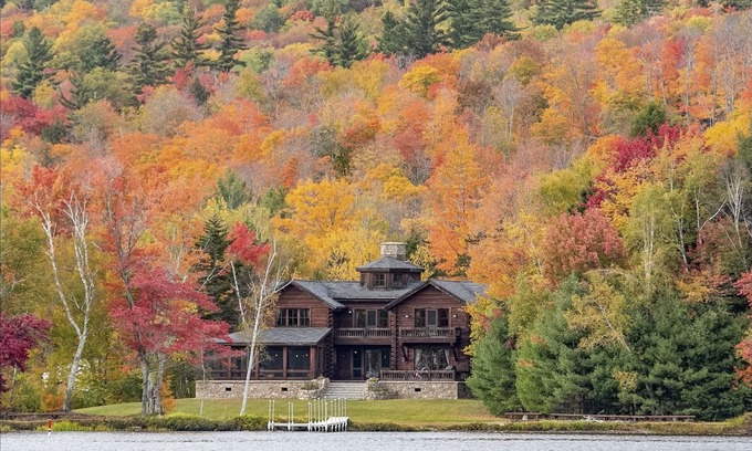 Rumney House | White Mountains - Magnificent & Private Lakefront Lodge