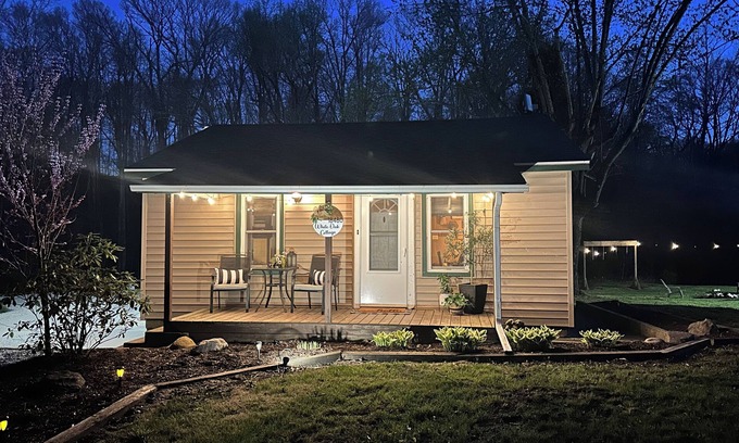 Highland  Vermillion County Cottage | White Oak Cottage and Wi-Fi! Celebrate the holidays in our country cottage!