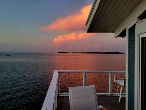 Cedar Key Apartment | White Pelican A-1 Sunset views