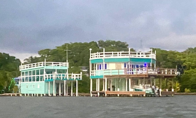 Isla de Utila Cottage | White Sand Beach-Front Cottages to Snorkel, Kayak, and Dive off beach frontage!