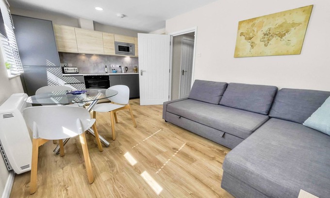 Gosport Cottage | Whitsun 1.5 - an apartment that sleeps 4 guests in 2 bedrooms