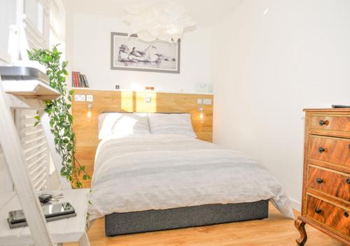 Gosport House | Whitsun Cottage - A cosy one bedroom Victorian cottage sleeping up to 3 guests