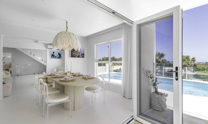 Eimeo House | WhitsunStays - The Cyclades n3br, 2bth, Pool, AC Throughout