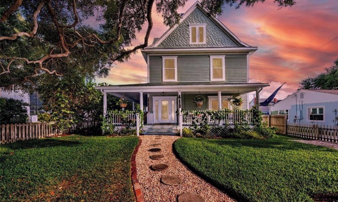 Dunedin House | Whole House w/cottage sleeps 14 total