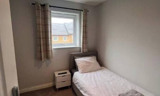 Sittingbourne House | Whyte 3 Bed House, Sleeps 9, Garden, City Centre