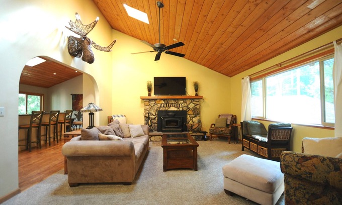 Pollock Pines House | Wicker Moose Manor - 3600 Sq Ft Multi-Family Getaway!