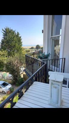 Ryde Apartment | Wight On The Beach, Sleeps 4, Free Off Road Parking, Balcony with Sea Views