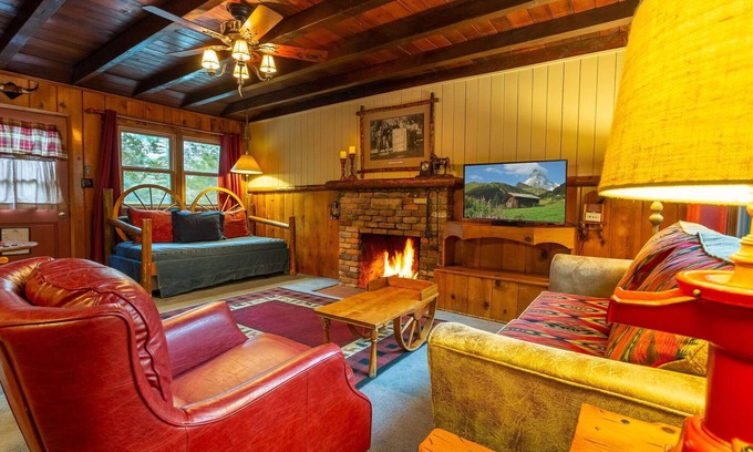 Twin Peaks Hotel | Wild Bill's - Western Themed | Ponds & Streams