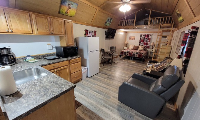 Dandridge Cabin | Wild Deer Cabin. Short walk to Douglas Lake. Half Hour from Pigeon Forge.