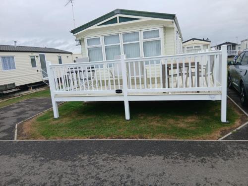 Clacton-on-Sea House | Willerby Delux - Holiday Home by the Sea - close to the Entertainment Complex-bedding, towels & wifi Included!