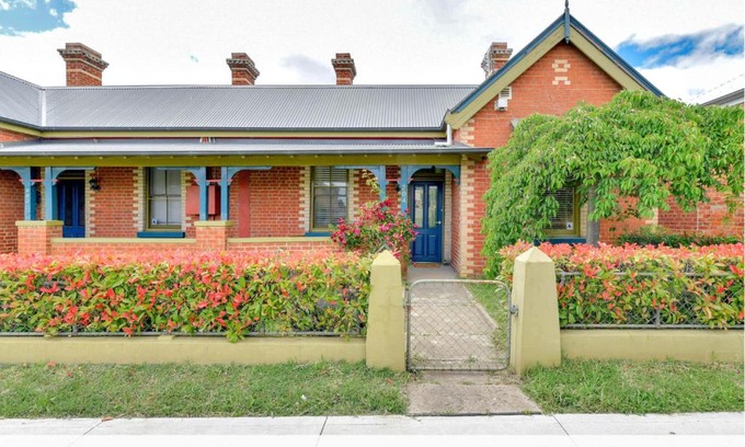 Bathurst House | William Charm - 1890s, CBD, Firepit, Pet Friendly